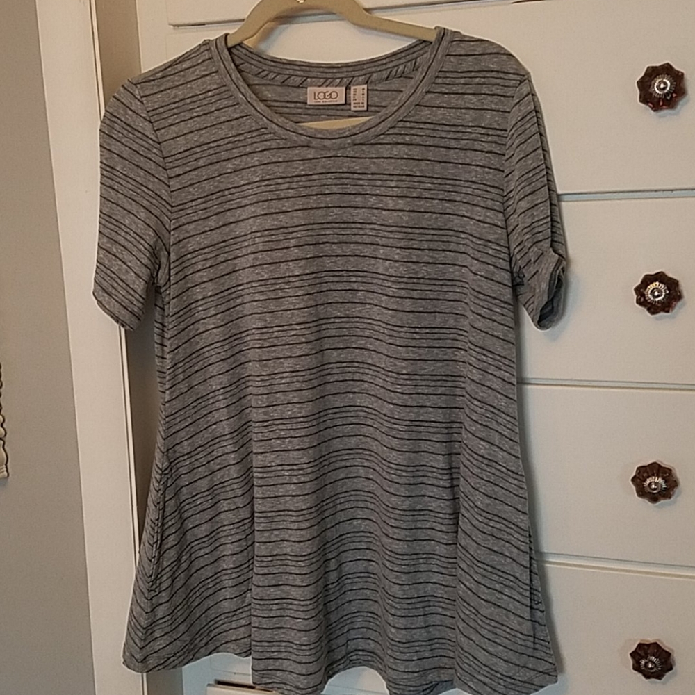 Logo tee Lori Goldstein Nwot. Medium